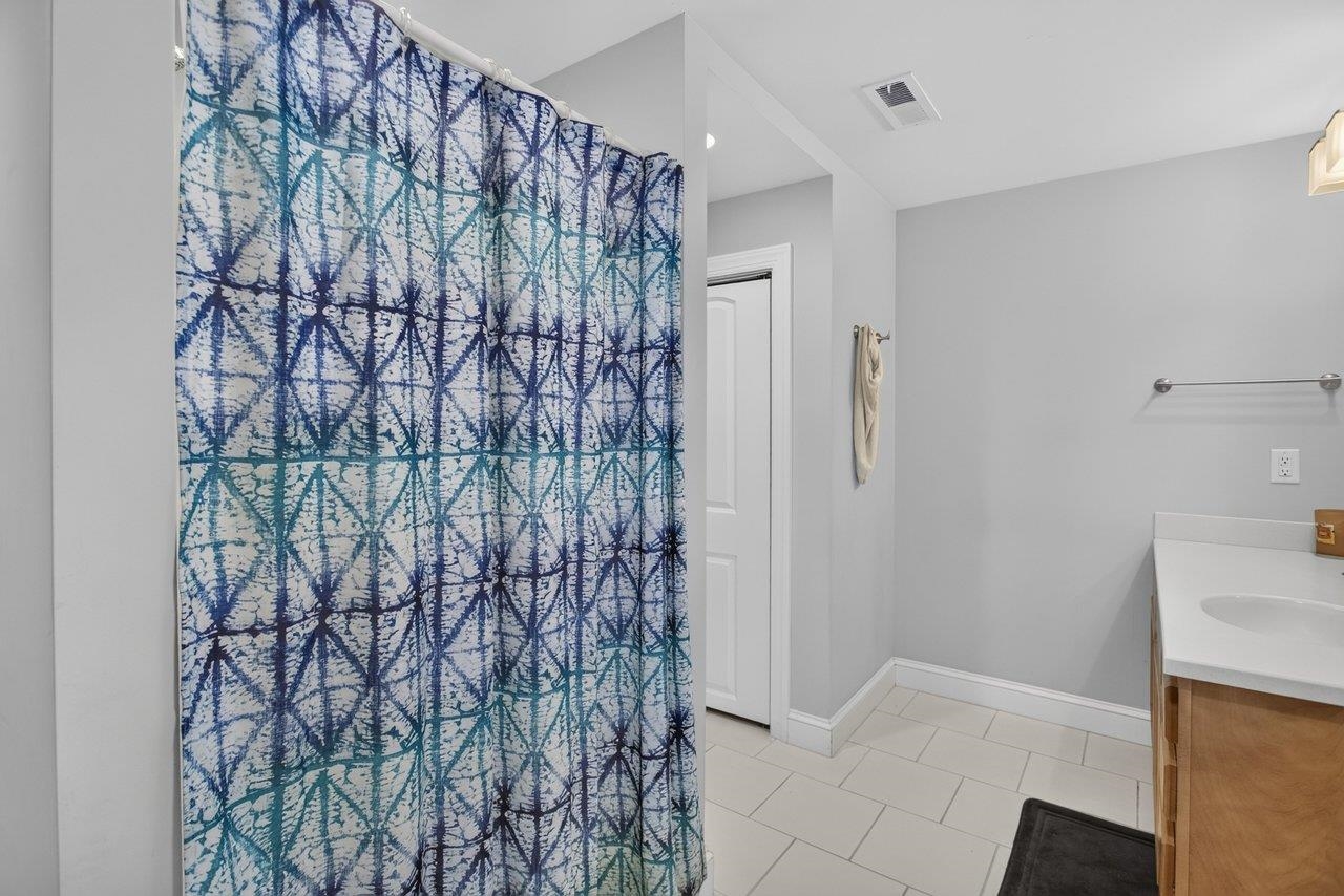 *tub/shower combo *tile floors
