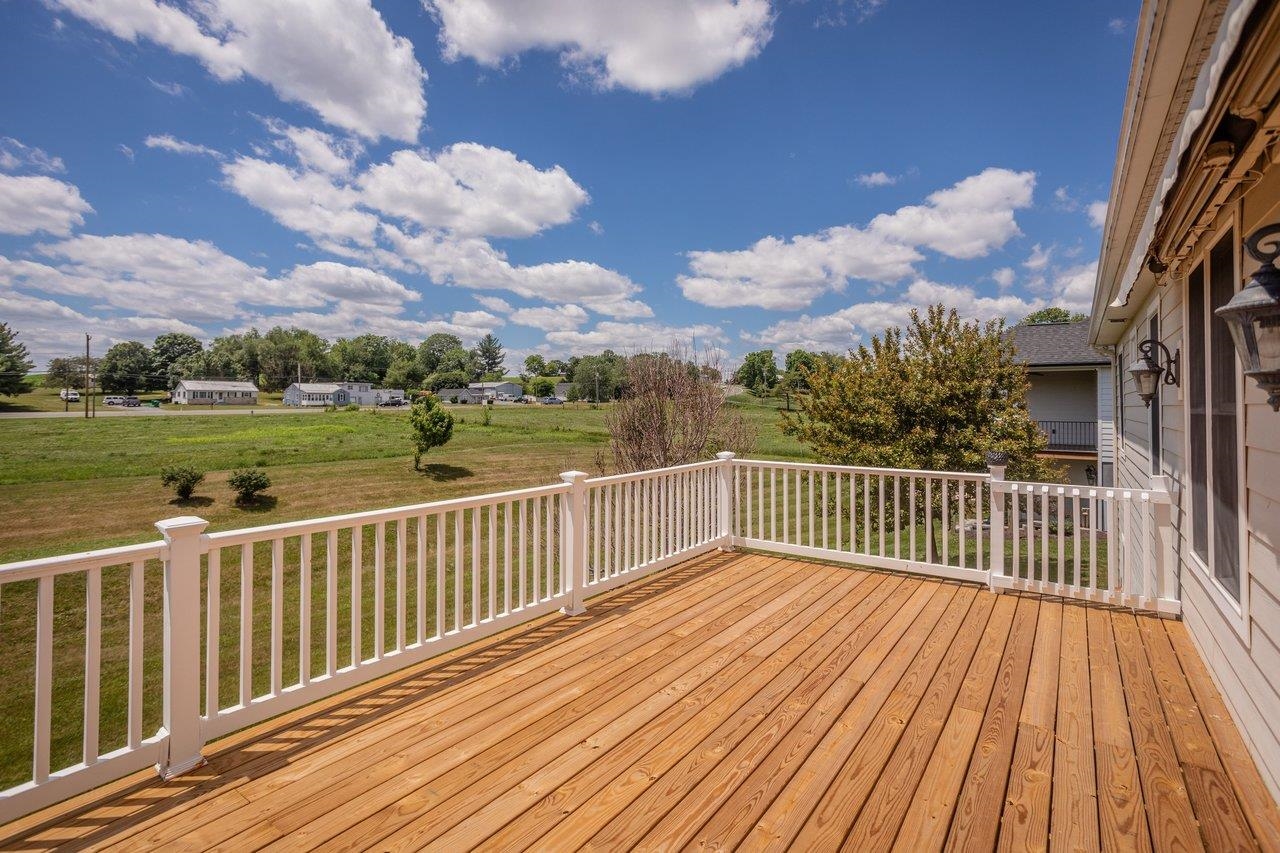 *all new boards replaced in 2026 *vinyl railing