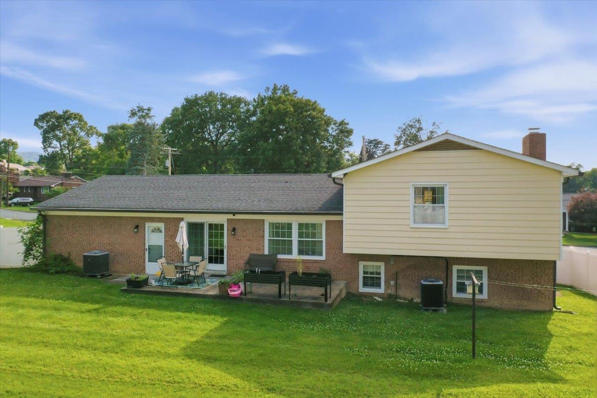 985 S MARSHALL ST, FRONT ROYAL, Virginia 22630, 3 Bedrooms Bedrooms, ,2 BathroomsBathrooms,Residential,985 S MARSHALL ST,679024 MLS # 679024