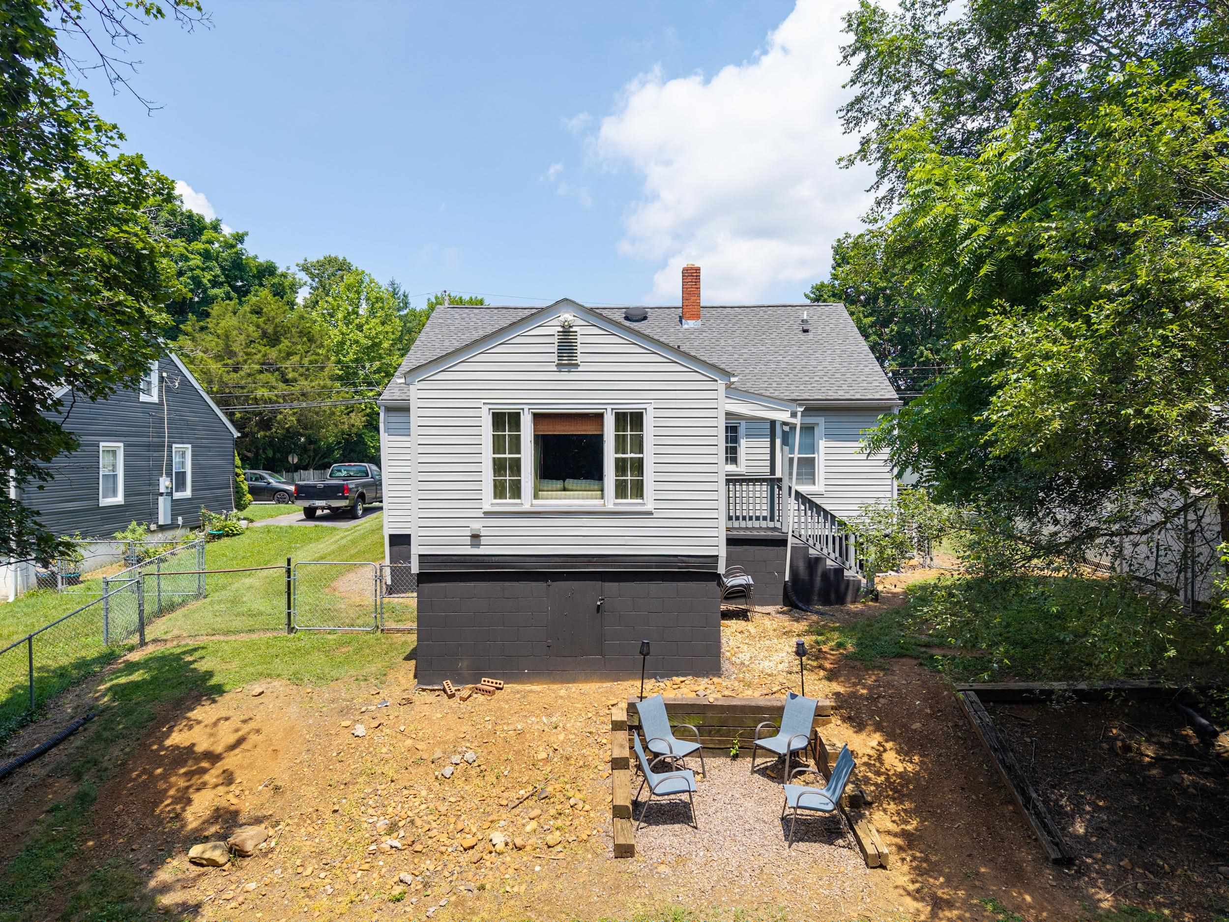 406 E ROCKINGHAM ST, ELKTON, Virginia 22827, 4 Bedrooms Bedrooms, ,2 BathroomsBathrooms,Residential,406 E ROCKINGHAM ST,679030 MLS # 679030 406 E ROCKINGHAM ST, ELKTON, Virginia 22827, 4 Bedrooms Bedrooms, ,2 BathroomsBathrooms,Residential,406 E ROCKINGHAM ST,679030 MLS # 679030
