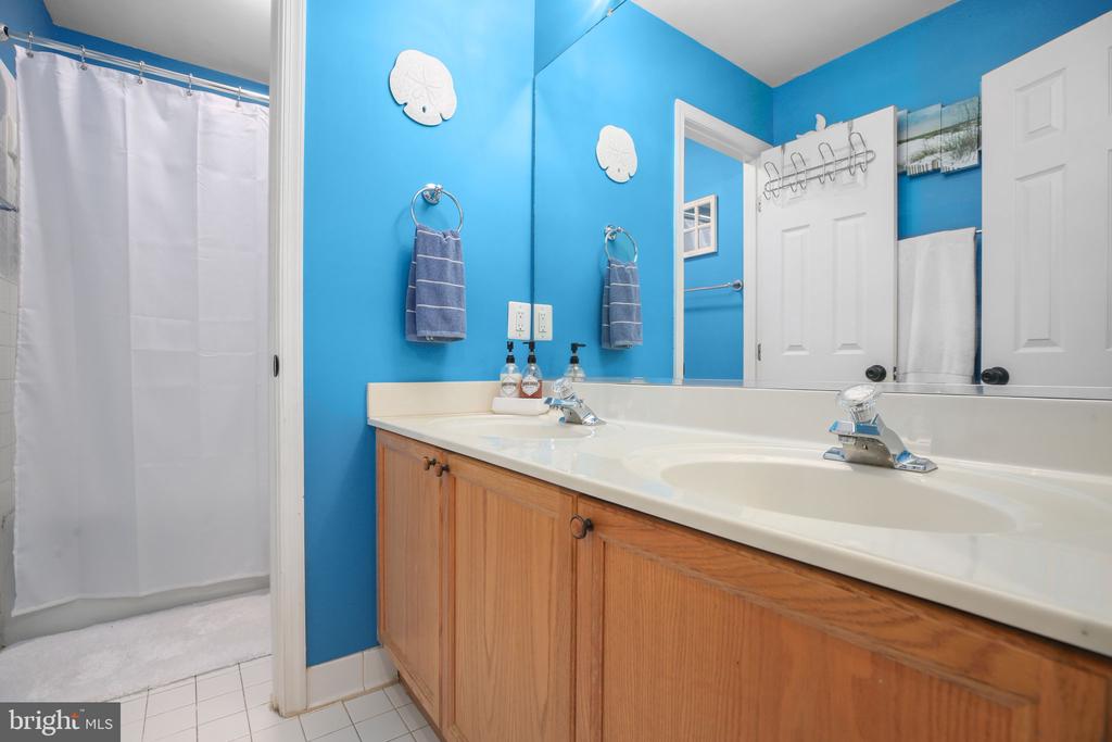 6806 LAKERIDGE DR, FREDERICKSBURG, Virginia 22407, 5 Bedrooms Bedrooms, ,3 BathroomsBathrooms,Residential,6806 LAKERIDGE DR,VASP2043368 MLS # VASP2043368