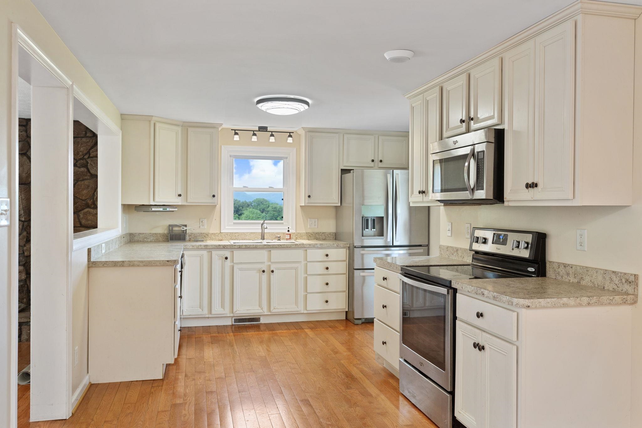 Range, Refrigerator, Dishwasher, Microwave to convey.