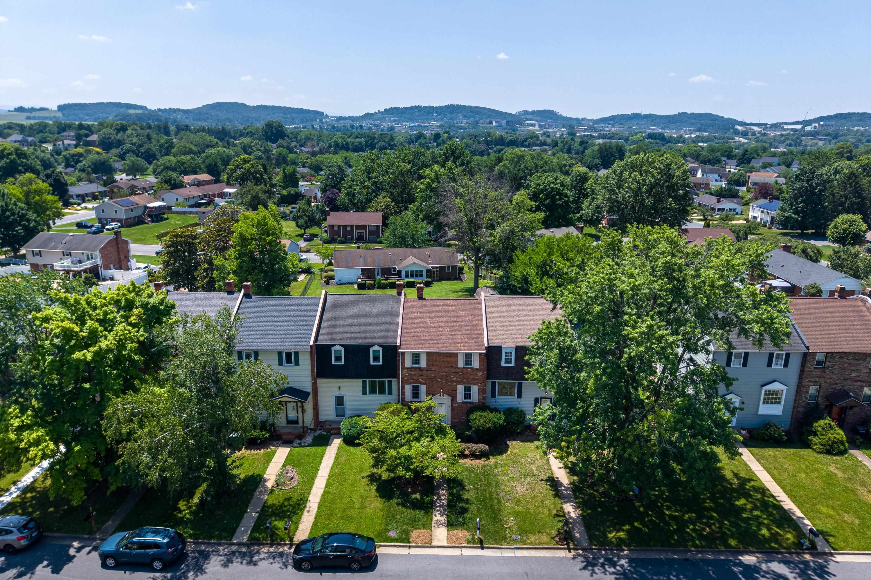 1055 MEADOWLARK DR, HARRISONBURG, Virginia 22802, 2 Bedrooms Bedrooms, ,1 BathroomBathrooms,Residential,1055 MEADOWLARK DR,679123 MLS # 679123 1055 MEADOWLARK DR, HARRISONBURG, Virginia 22802, 2 Bedrooms Bedrooms, ,1 BathroomBathrooms,Residential,1055 MEADOWLARK DR,679123 MLS # 679123
