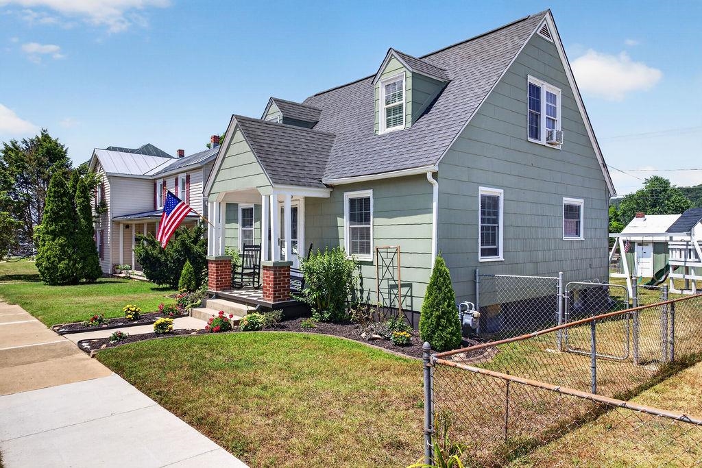 1965 CHESTNUT AVE, BUENA VISTA, Virginia 24416, 3 Bedrooms Bedrooms, ,2 BathroomsBathrooms,Residential,1965 CHESTNUT AVE,679124 MLS # 679124 1965 CHESTNUT AVE, BUENA VISTA, Virginia 24416, 3 Bedrooms Bedrooms, ,2 BathroomsBathrooms,Residential,1965 CHESTNUT AVE,679124 MLS # 679124