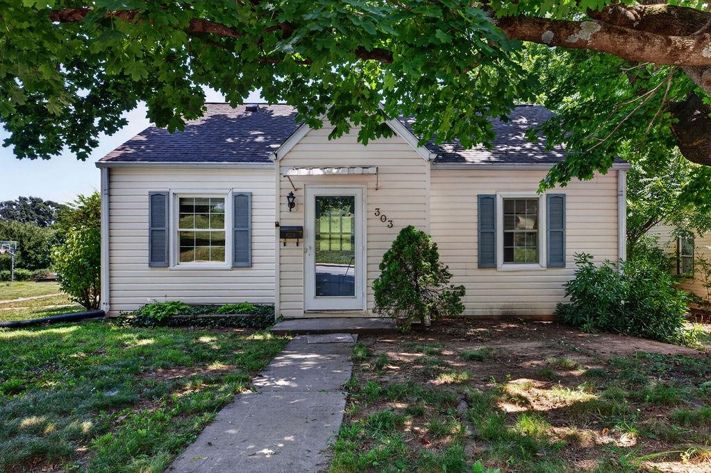 303 GRUBERT AVE, STAUNTON, Virginia 24401, 3 Bedrooms Bedrooms, ,1 BathroomBathrooms,Residential,303 GRUBERT AVE,679129 MLS # 679129 303 GRUBERT AVE, STAUNTON, Virginia 24401, 3 Bedrooms Bedrooms, ,1 BathroomBathrooms,Residential,303 GRUBERT AVE,679129 MLS # 679129
