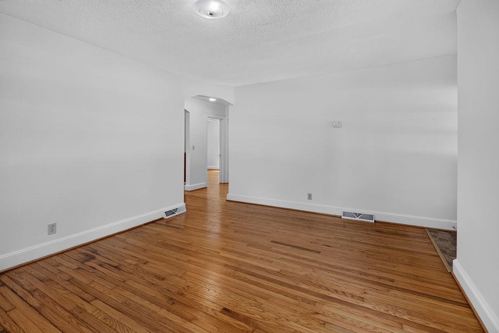303 GRUBERT AVE, STAUNTON, Virginia 24401, 3 Bedrooms Bedrooms, ,1 BathroomBathrooms,Residential,303 GRUBERT AVE,679129 MLS # 679129 303 GRUBERT AVE, STAUNTON, Virginia 24401, 3 Bedrooms Bedrooms, ,1 BathroomBathrooms,Residential,303 GRUBERT AVE,679129 MLS # 679129