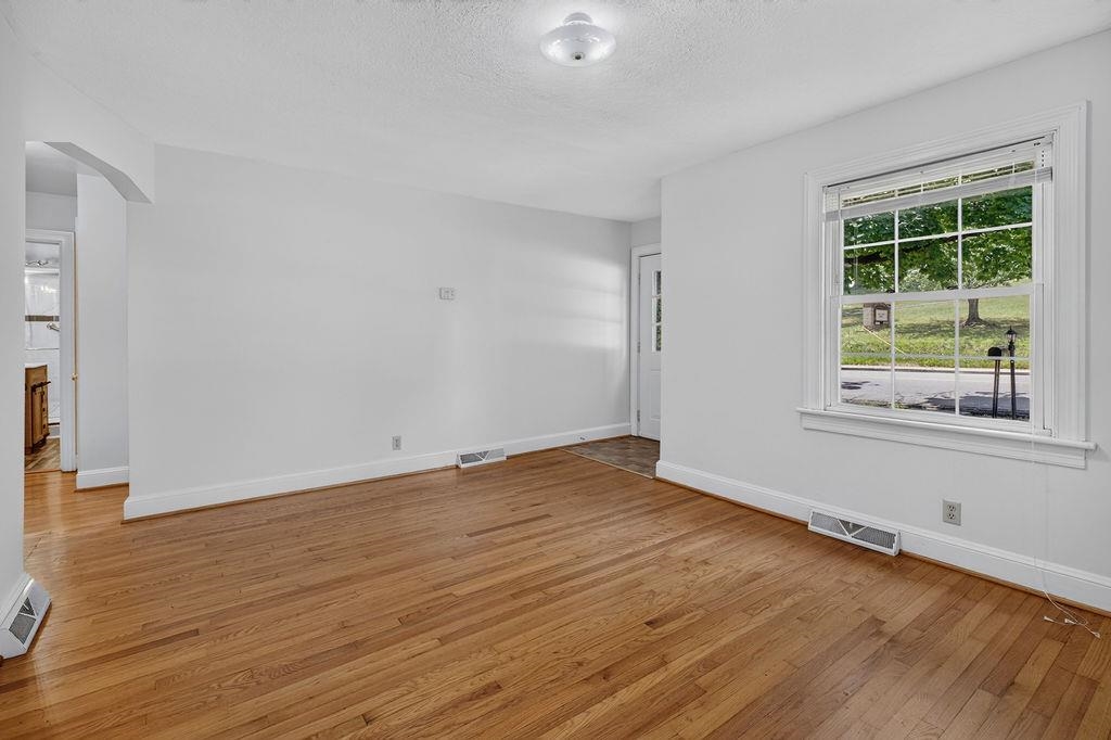 303 GRUBERT AVE, STAUNTON, Virginia 24401, 3 Bedrooms Bedrooms, ,1 BathroomBathrooms,Residential,303 GRUBERT AVE,679129 MLS # 679129 303 GRUBERT AVE, STAUNTON, Virginia 24401, 3 Bedrooms Bedrooms, ,1 BathroomBathrooms,Residential,303 GRUBERT AVE,679129 MLS # 679129