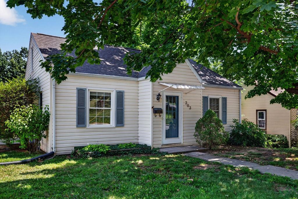 303 GRUBERT AVE, STAUNTON, Virginia 24401, 3 Bedrooms Bedrooms, ,1 BathroomBathrooms,Residential,303 GRUBERT AVE,679129 MLS # 679129 303 GRUBERT AVE, STAUNTON, Virginia 24401, 3 Bedrooms Bedrooms, ,1 BathroomBathrooms,Residential,303 GRUBERT AVE,679129 MLS # 679129