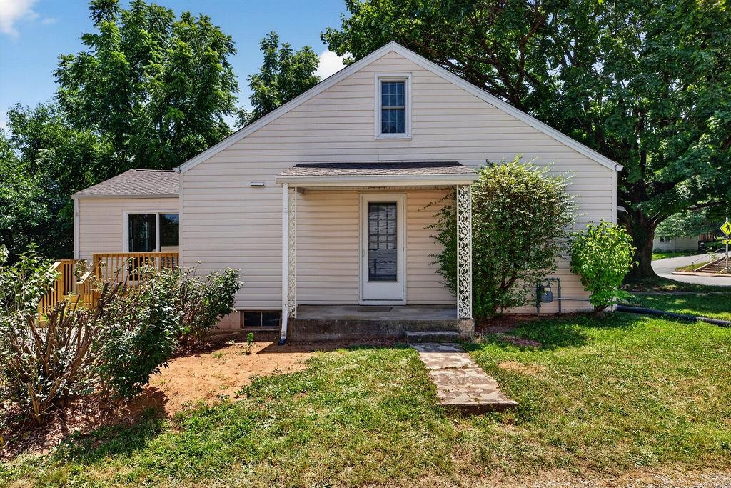 303 GRUBERT AVE, STAUNTON, Virginia 24401, 3 Bedrooms Bedrooms, ,1 BathroomBathrooms,Residential,303 GRUBERT AVE,679129 MLS # 679129 303 GRUBERT AVE, STAUNTON, Virginia 24401, 3 Bedrooms Bedrooms, ,1 BathroomBathrooms,Residential,303 GRUBERT AVE,679129 MLS # 679129