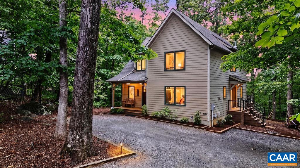 Beautiful SIP-constructed Craftsman home nestled among the trees in a picturesque mountain setting Beautiful SIP-constructed Craftsman home nestled among the trees in a picturesque mountain setting