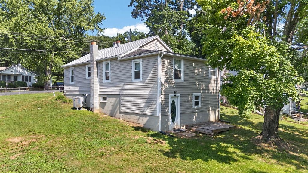 1817 ORCHARD LN, STAUNTON, Virginia 24401, 3 Bedrooms Bedrooms, ,1 BathroomBathrooms,Residential,1817 ORCHARD LN,679159 MLS # 679159