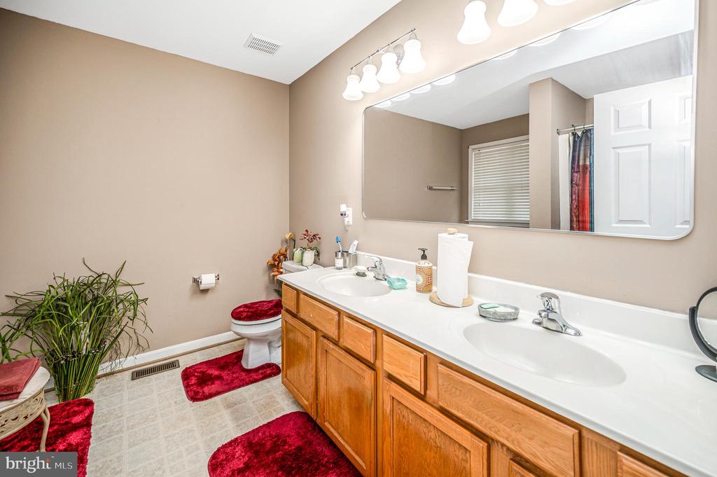 4203 HIDDEN OAK LN, BEALETON, Virginia 22712, 5 Bedrooms Bedrooms, ,3 BathroomsBathrooms,Residential,4203 HIDDEN OAK LN,VAFQ2022812 MLS # VAFQ2022812