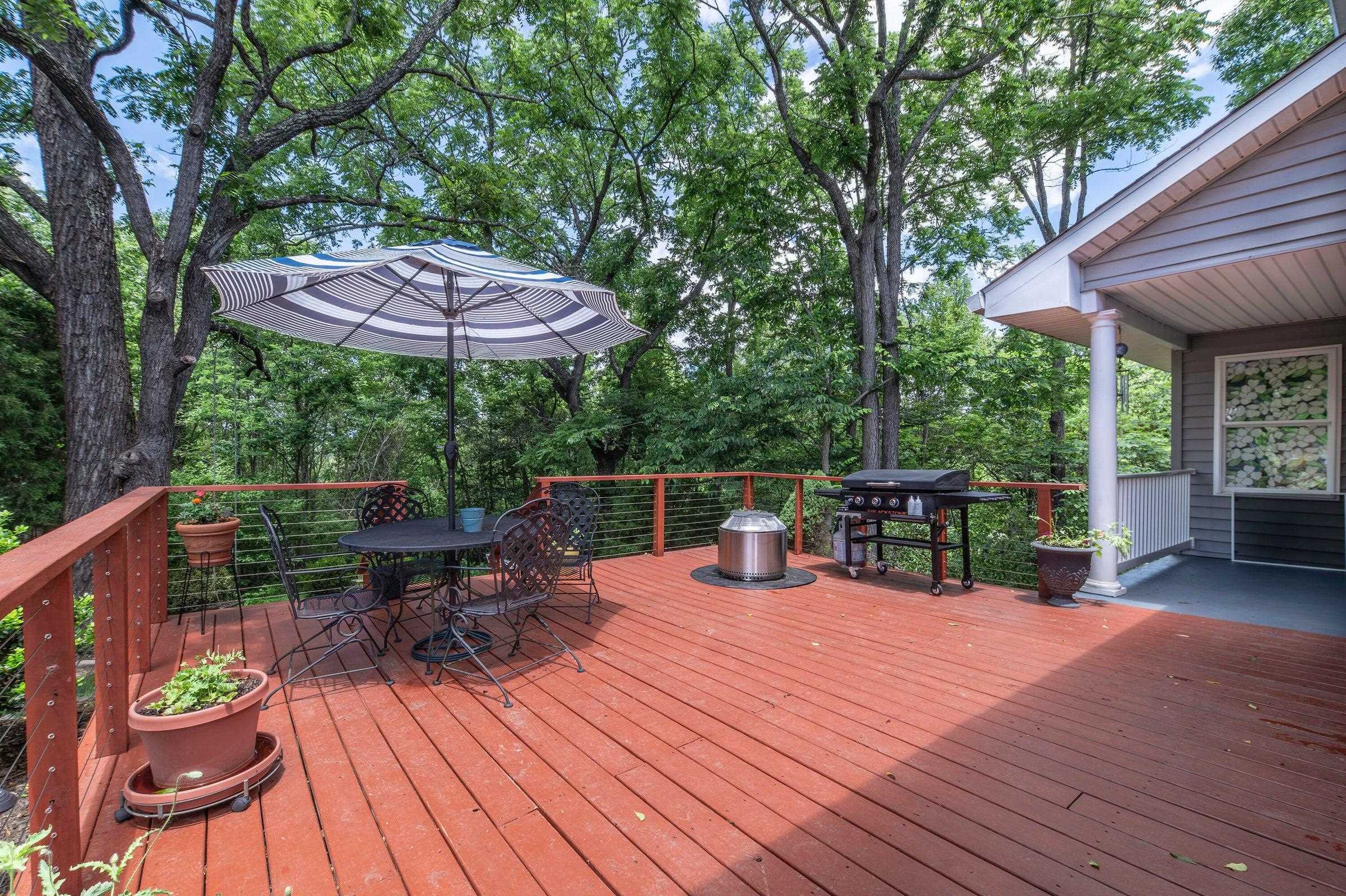 Spacious back deck Spacious back deck