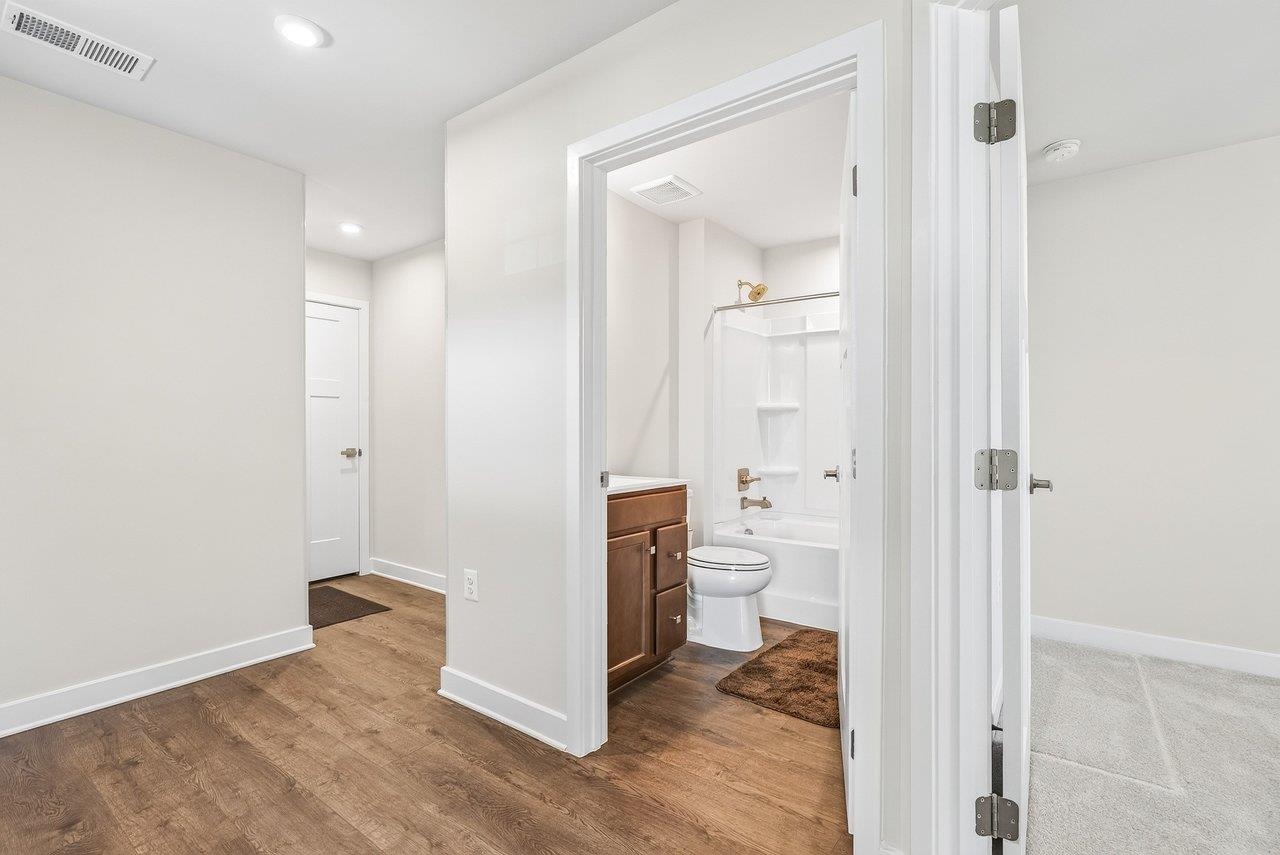 *has a single bowl sink and a tub/shower combo *has a single bowl sink and a tub/shower combo