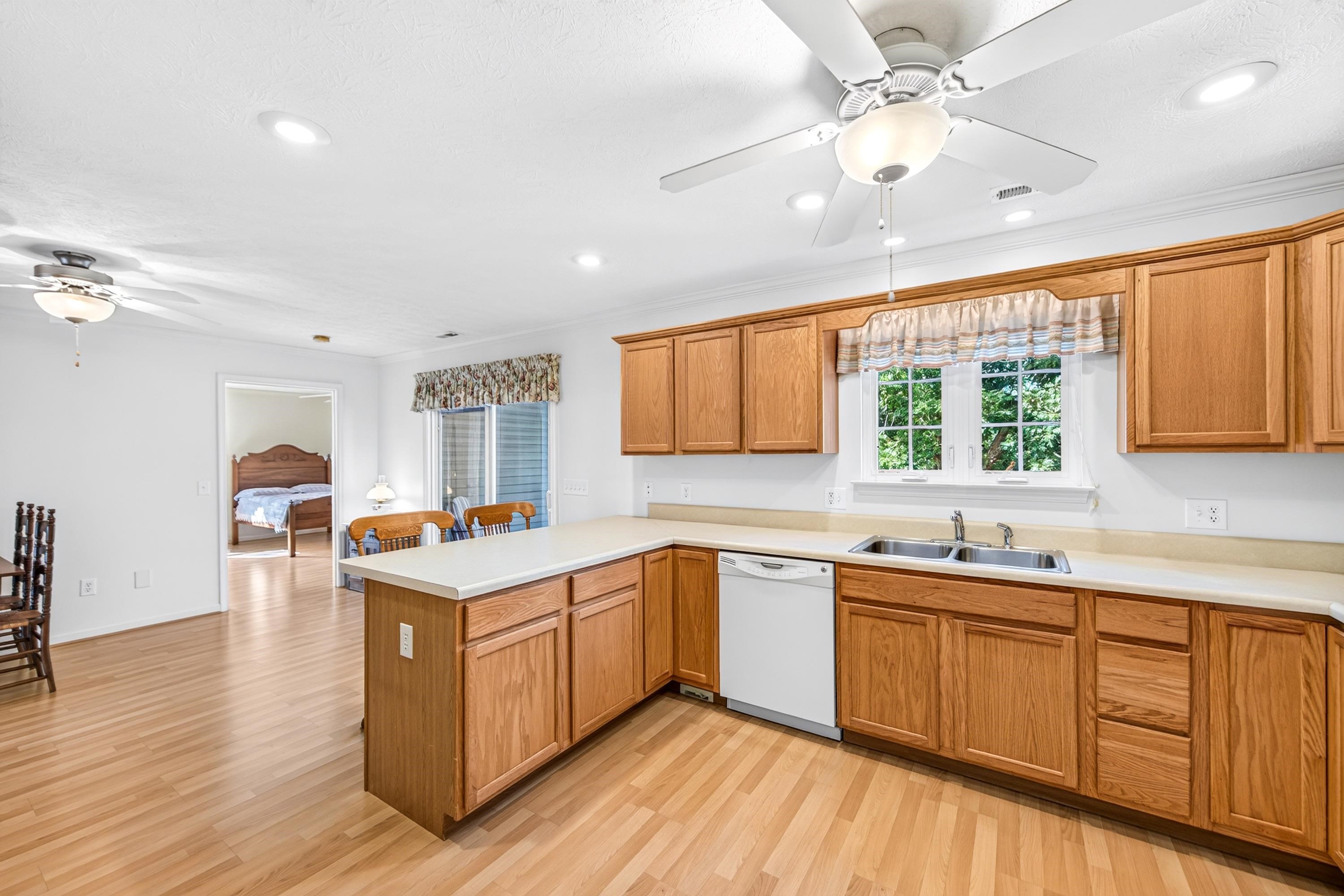 513 HICKORY GROVE CIR, HARRISONBURG, Virginia 22801, 3 Bedrooms Bedrooms, ,2 BathroomsBathrooms,Residential,513 HICKORY GROVE CIR,679258 MLS # 679258