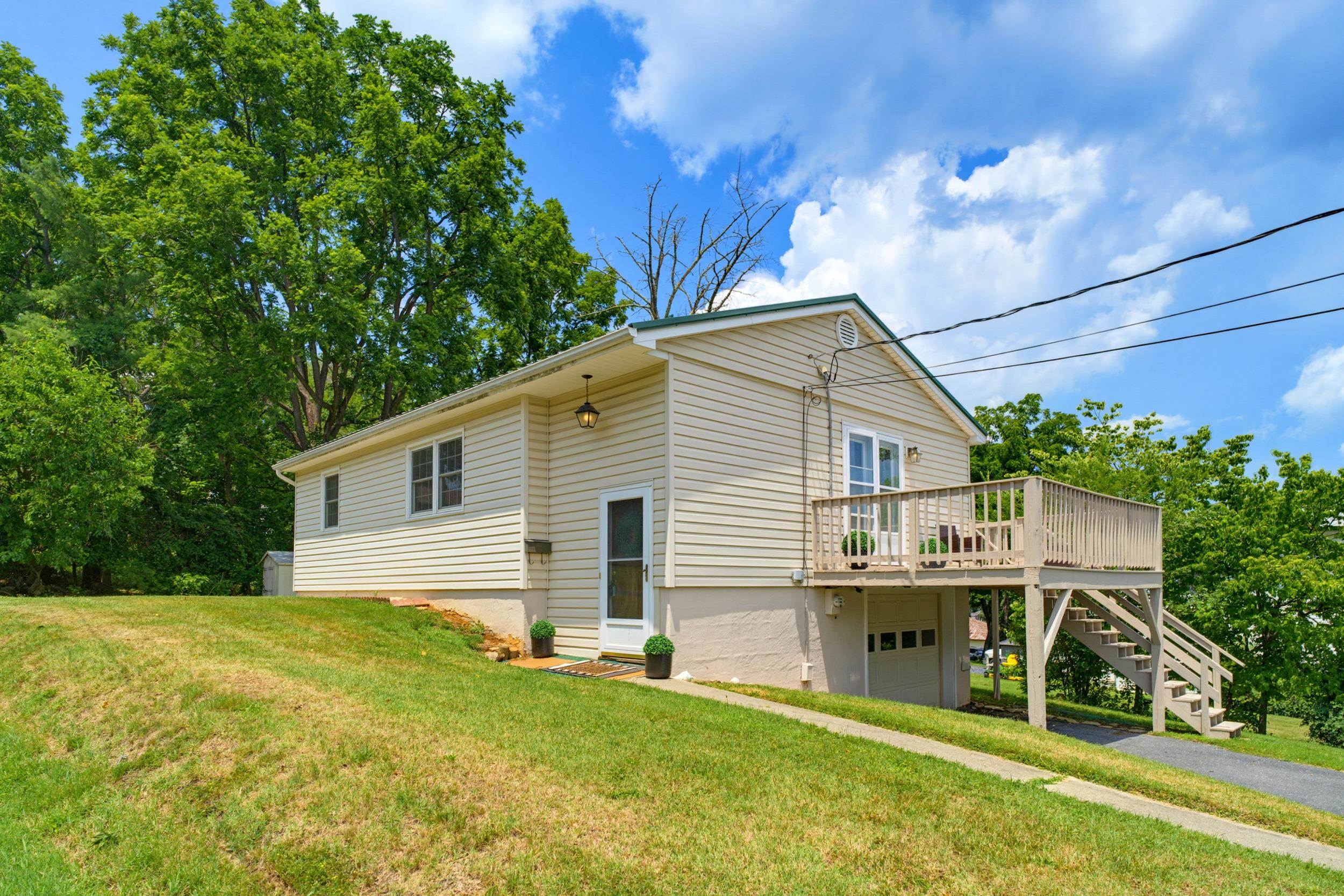112 BELLVIEW ST, STAUNTON, Virginia 24401, 3 Bedrooms Bedrooms, ,1 BathroomBathrooms,Residential,112 BELLVIEW ST,679278 MLS # 679278