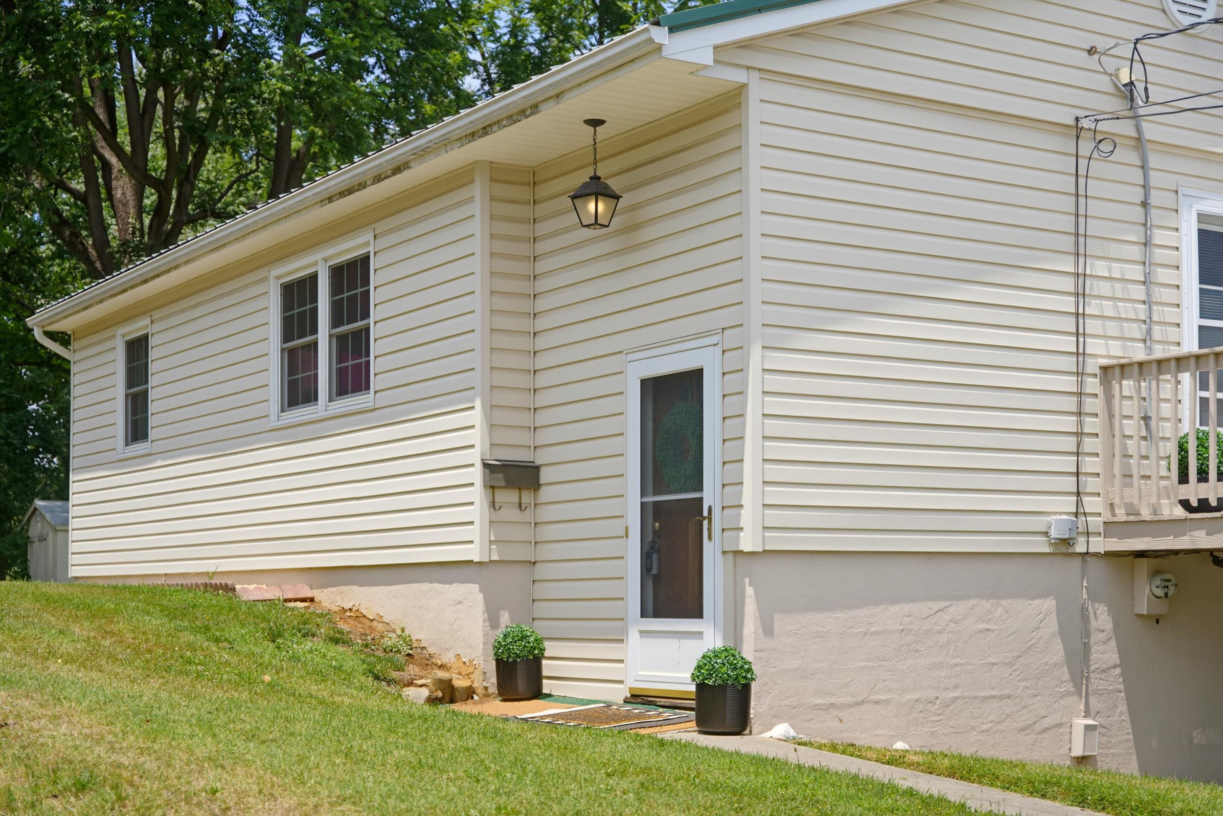 112 BELLVIEW ST, STAUNTON, Virginia 24401, 3 Bedrooms Bedrooms, ,1 BathroomBathrooms,Residential,112 BELLVIEW ST,679278 MLS # 679278