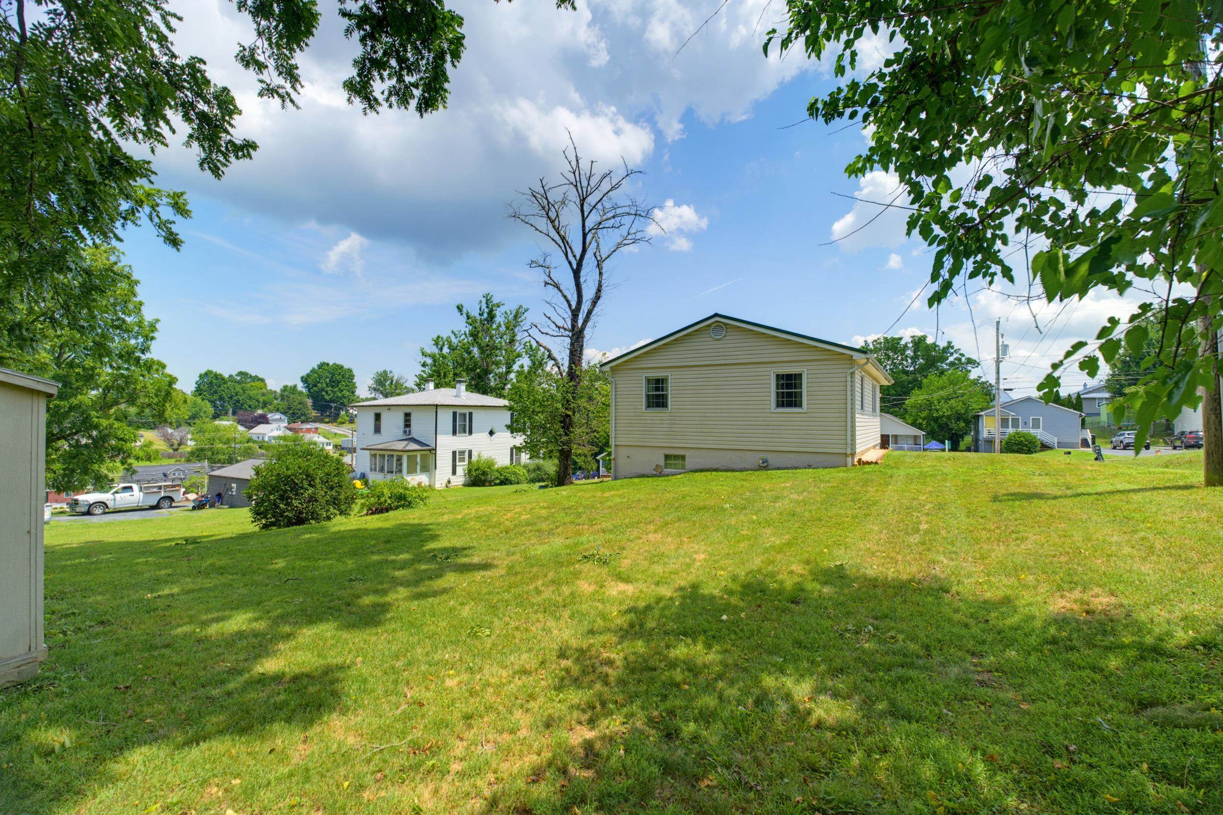 112 BELLVIEW ST, STAUNTON, Virginia 24401, 3 Bedrooms Bedrooms, ,1 BathroomBathrooms,Residential,112 BELLVIEW ST,679278 MLS # 679278