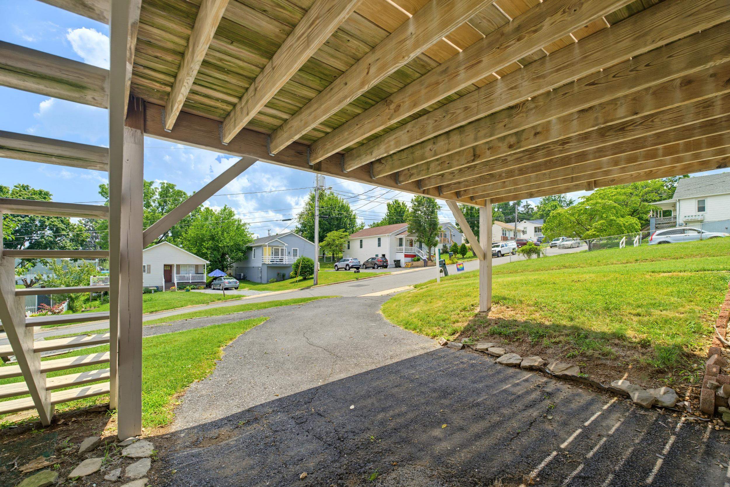 112 BELLVIEW ST, STAUNTON, Virginia 24401, 3 Bedrooms Bedrooms, ,1 BathroomBathrooms,Residential,112 BELLVIEW ST,679278 MLS # 679278