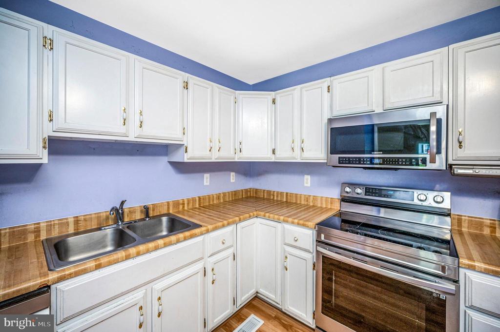 5526 CAROUSEL ST, FREDERICKSBURG, Virginia 22407, 4 Bedrooms Bedrooms, ,2 BathroomsBathrooms,Residential,5526 CAROUSEL ST,VASP2043284 MLS # VASP2043284