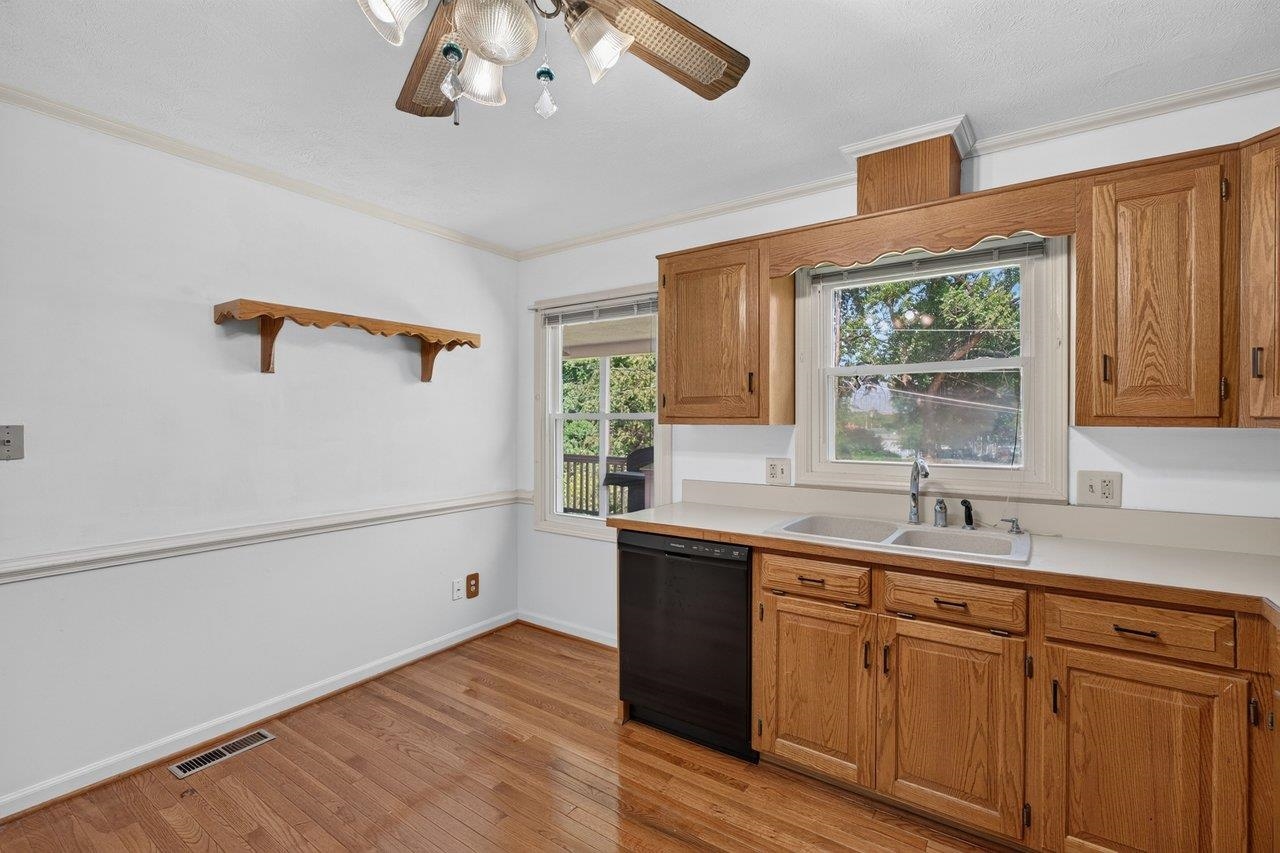 1126 WOODLEIGH CT, HARRISONBURG, Virginia 22802, 3 Bedrooms Bedrooms, ,3 BathroomsBathrooms,Residential,1126 WOODLEIGH CT,679197 MLS # 679197 1126 WOODLEIGH CT, HARRISONBURG, Virginia 22802, 3 Bedrooms Bedrooms, ,3 BathroomsBathrooms,Residential,1126 WOODLEIGH CT,679197 MLS # 679197