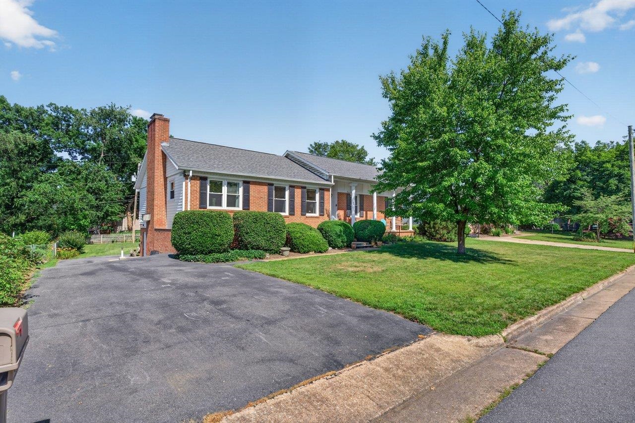1126 WOODLEIGH CT, HARRISONBURG, Virginia 22802, 3 Bedrooms Bedrooms, ,3 BathroomsBathrooms,Residential,1126 WOODLEIGH CT,679197 MLS # 679197 1126 WOODLEIGH CT, HARRISONBURG, Virginia 22802, 3 Bedrooms Bedrooms, ,3 BathroomsBathrooms,Residential,1126 WOODLEIGH CT,679197 MLS # 679197