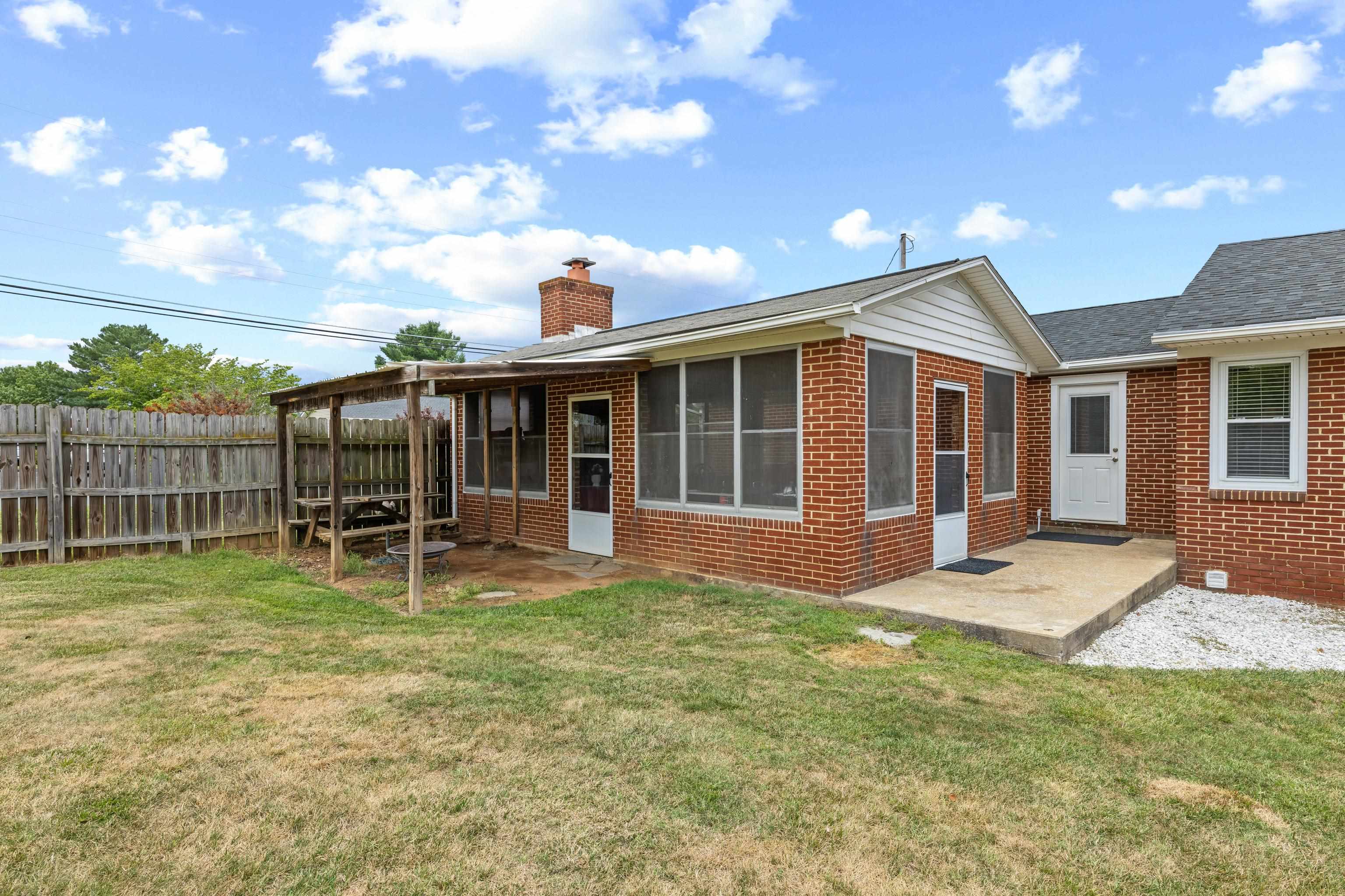 14 FEATHERSTONE DR, LYNDHURST, Virginia 22952, 3 Bedrooms Bedrooms, ,2 BathroomsBathrooms,Residential,14 FEATHERSTONE DR,679319 MLS # 679319