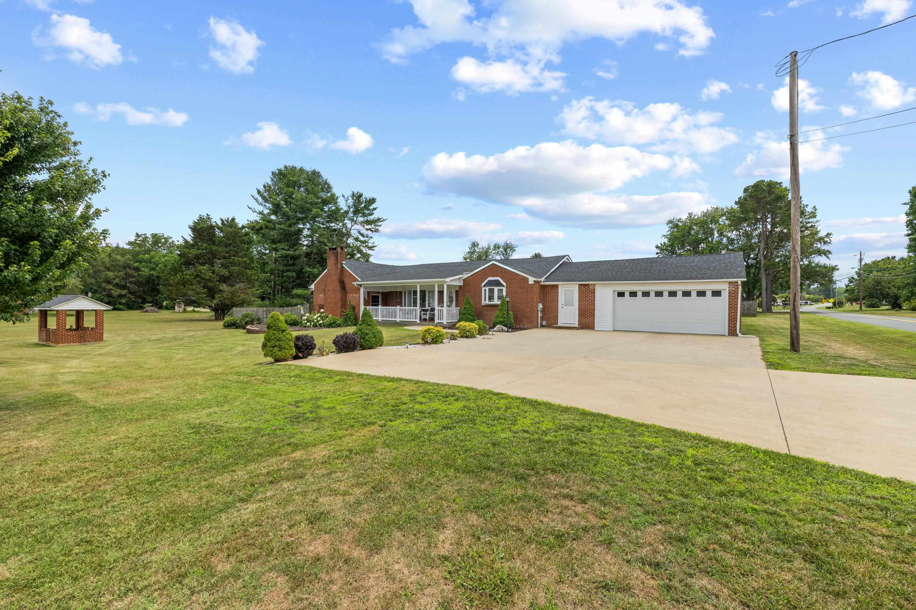 14 FEATHERSTONE DR, LYNDHURST, Virginia 22952, 3 Bedrooms Bedrooms, ,2 BathroomsBathrooms,Residential,14 FEATHERSTONE DR,679319 MLS # 679319