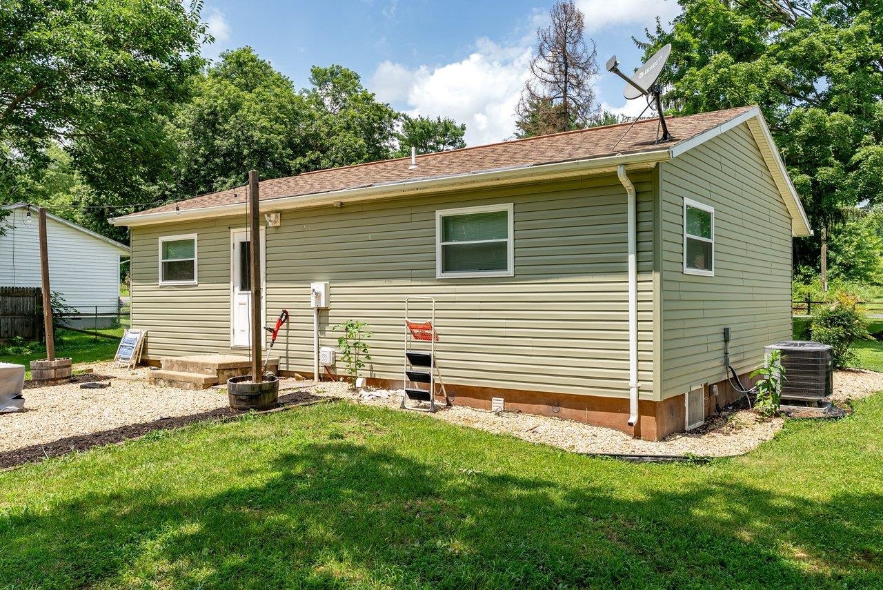 15524 EVERGREEN VALLEY RD, TIMBERVILLE, Virginia 22853, 3 Bedrooms Bedrooms, ,1 BathroomBathrooms,Residential,15524 EVERGREEN VALLEY RD,679342 MLS # 679342 15524 EVERGREEN VALLEY RD, TIMBERVILLE, Virginia 22853, 3 Bedrooms Bedrooms, ,1 BathroomBathrooms,Residential,15524 EVERGREEN VALLEY RD,679342 MLS # 679342