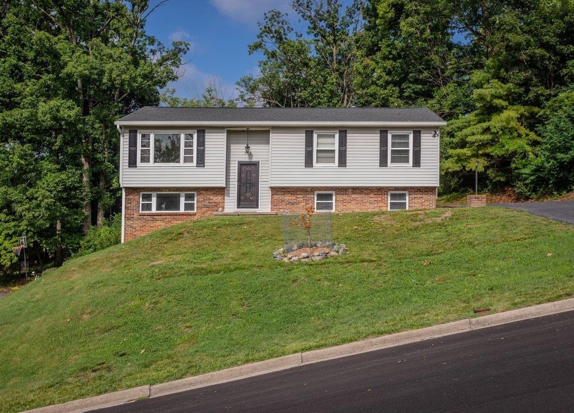 585 HILLTOP DR, STAUNTON, Virginia 24401, 5 Bedrooms Bedrooms, ,2 BathroomsBathrooms,Residential,585 HILLTOP DR,679350 MLS # 679350 585 HILLTOP DR, STAUNTON, Virginia 24401, 5 Bedrooms Bedrooms, ,2 BathroomsBathrooms,Residential,585 HILLTOP DR,679350 MLS # 679350