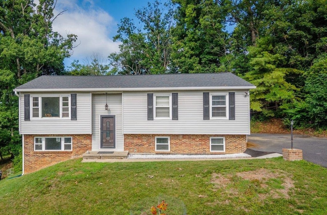 585 HILLTOP DR, STAUNTON, Virginia 24401, 5 Bedrooms Bedrooms, ,2 BathroomsBathrooms,Residential,585 HILLTOP DR,679350 MLS # 679350 585 HILLTOP DR, STAUNTON, Virginia 24401, 5 Bedrooms Bedrooms, ,2 BathroomsBathrooms,Residential,585 HILLTOP DR,679350 MLS # 679350