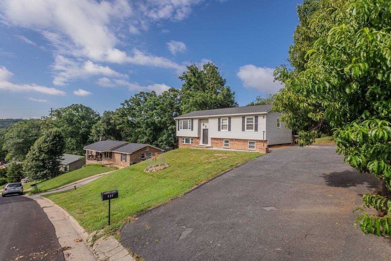 585 HILLTOP DR, STAUNTON, Virginia 24401, 5 Bedrooms Bedrooms, ,2 BathroomsBathrooms,Residential,585 HILLTOP DR,679350 MLS # 679350 585 HILLTOP DR, STAUNTON, Virginia 24401, 5 Bedrooms Bedrooms, ,2 BathroomsBathrooms,Residential,585 HILLTOP DR,679350 MLS # 679350