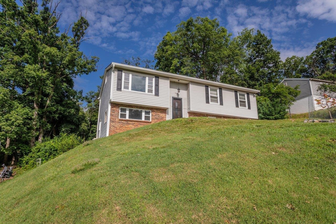 585 HILLTOP DR, STAUNTON, Virginia 24401, 5 Bedrooms Bedrooms, ,2 BathroomsBathrooms,Residential,585 HILLTOP DR,679350 MLS # 679350 585 HILLTOP DR, STAUNTON, Virginia 24401, 5 Bedrooms Bedrooms, ,2 BathroomsBathrooms,Residential,585 HILLTOP DR,679350 MLS # 679350