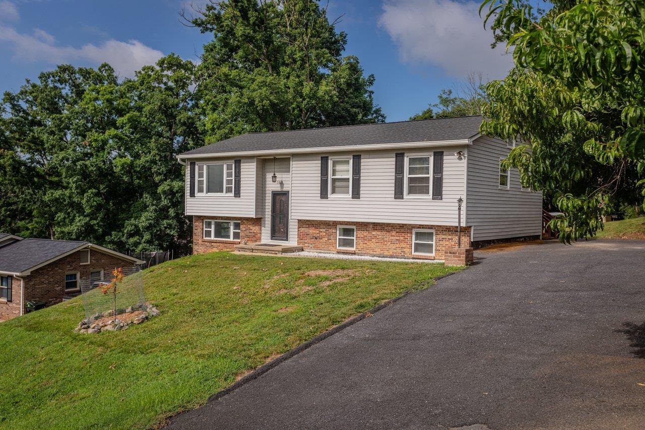 585 HILLTOP DR, STAUNTON, Virginia 24401, 5 Bedrooms Bedrooms, ,2 BathroomsBathrooms,Residential,585 HILLTOP DR,679350 MLS # 679350 585 HILLTOP DR, STAUNTON, Virginia 24401, 5 Bedrooms Bedrooms, ,2 BathroomsBathrooms,Residential,585 HILLTOP DR,679350 MLS # 679350