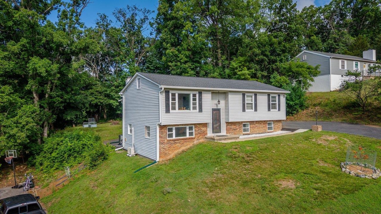 585 HILLTOP DR, STAUNTON, Virginia 24401, 5 Bedrooms Bedrooms, ,2 BathroomsBathrooms,Residential,585 HILLTOP DR,679350 MLS # 679350 585 HILLTOP DR, STAUNTON, Virginia 24401, 5 Bedrooms Bedrooms, ,2 BathroomsBathrooms,Residential,585 HILLTOP DR,679350 MLS # 679350