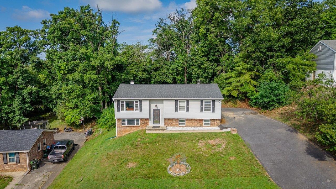 585 HILLTOP DR, STAUNTON, Virginia 24401, 5 Bedrooms Bedrooms, ,2 BathroomsBathrooms,Residential,585 HILLTOP DR,679350 MLS # 679350 585 HILLTOP DR, STAUNTON, Virginia 24401, 5 Bedrooms Bedrooms, ,2 BathroomsBathrooms,Residential,585 HILLTOP DR,679350 MLS # 679350
