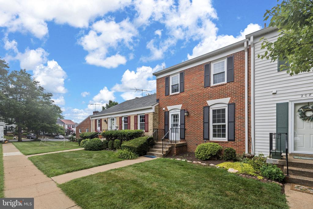 210 LEEDS CT E, WARRENTON, Virginia 20186, 3 Bedrooms Bedrooms, ,2 BathroomsBathrooms,Residential,210 LEEDS CT E,VAFQ2022878 MLS # VAFQ2022878