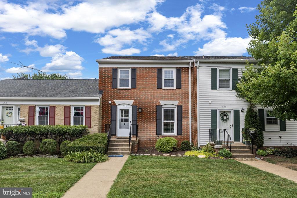 210 LEEDS CT E, WARRENTON, Virginia 20186, 3 Bedrooms Bedrooms, ,2 BathroomsBathrooms,Residential,210 LEEDS CT E,VAFQ2022878 MLS # VAFQ2022878