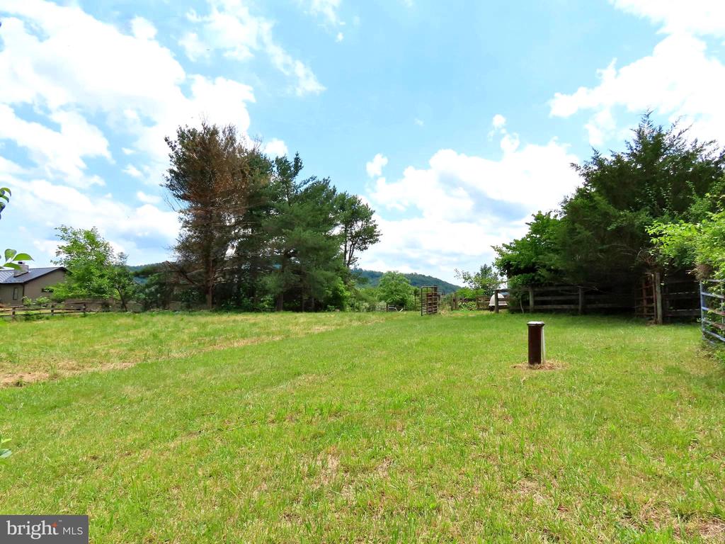 13782 CREST HILL RD, FLINT HILL, Virginia 22637, 1 Bedroom Bedrooms, ,2 BathroomsBathrooms,Residential,13782 CREST HILL RD,VARP2002728 MLS # VARP2002728