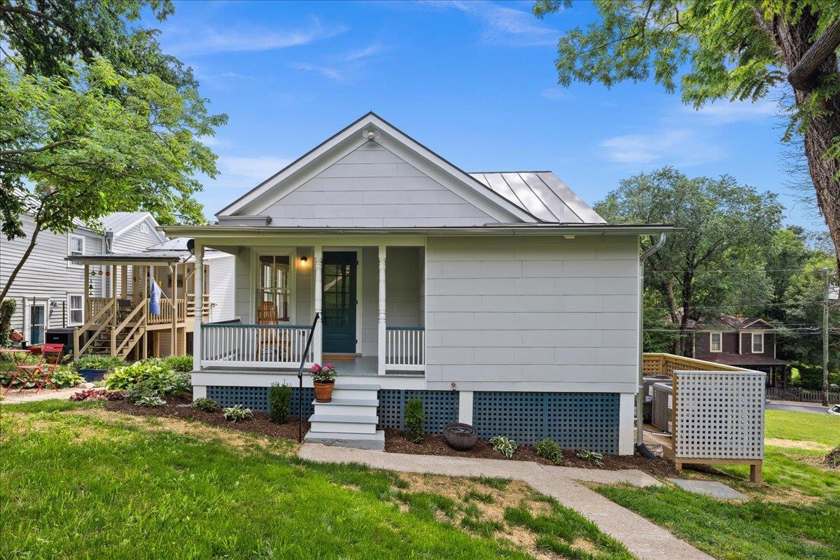 939 & 941 W BEVERLEY ST, STAUNTON, Virginia 24401, 3 Bedrooms Bedrooms, ,2 BathroomsBathrooms,Residential,939 & 941 W BEVERLEY ST,679174 MLS # 679174