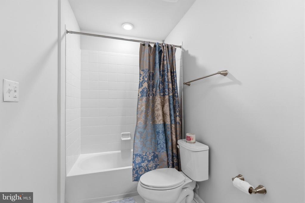 1623 FOWLER RIDGE CT, CHARLOTTESVILLE, Virginia 22901, 4 Bedrooms Bedrooms, ,3 BathroomsBathrooms,Residential,1623 FOWLER RIDGE CT,VAAB2001264 MLS # VAAB2001264
