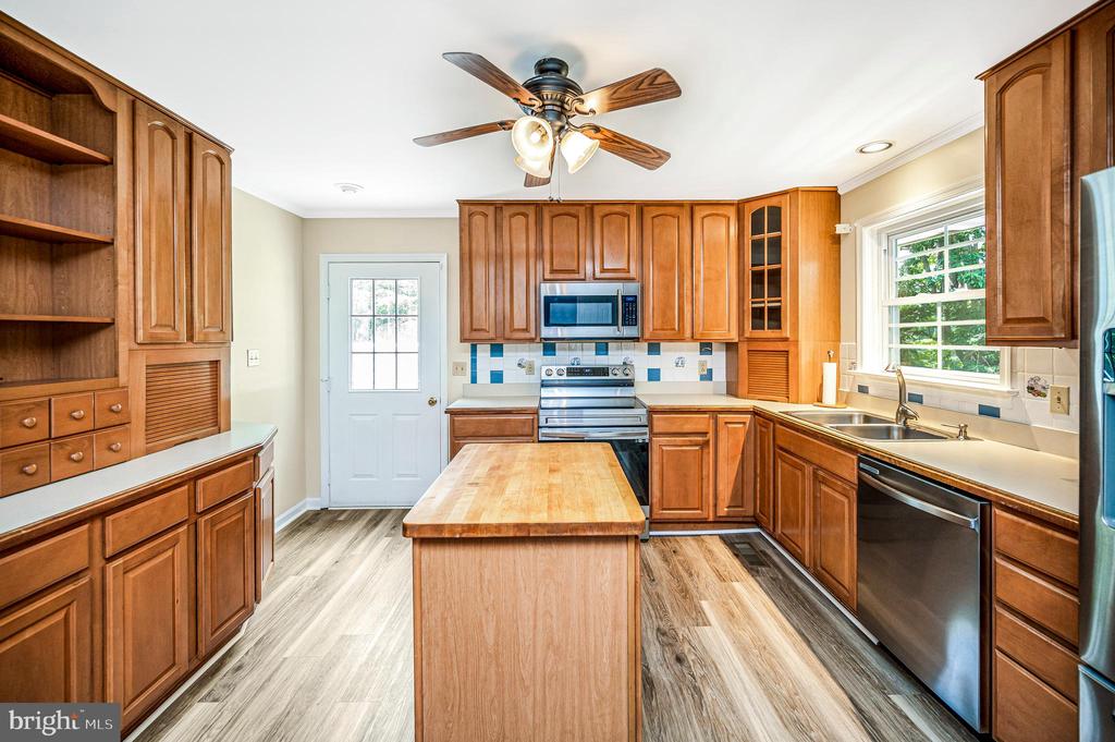 6823 MASSAPONAX CHURCH RD, SPOTSYLVANIA, Virginia 22551, 5 Bedrooms Bedrooms, ,3 BathroomsBathrooms,Residential,6823 MASSAPONAX CHURCH RD,VASP2043780 MLS # VASP2043780