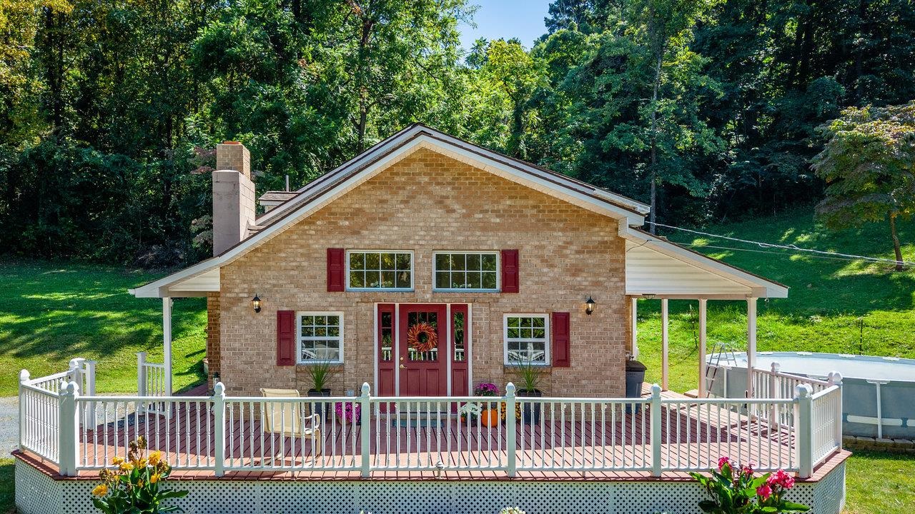 279 HELMS RD, STANLEY, Virginia 22851, 5 Bedrooms Bedrooms, ,2 BathroomsBathrooms,Residential,279 HELMS RD,674429 MLS # 674429 279 HELMS RD, STANLEY, Virginia 22851, 5 Bedrooms Bedrooms, ,2 BathroomsBathrooms,Residential,279 HELMS RD,674429 MLS # 674429