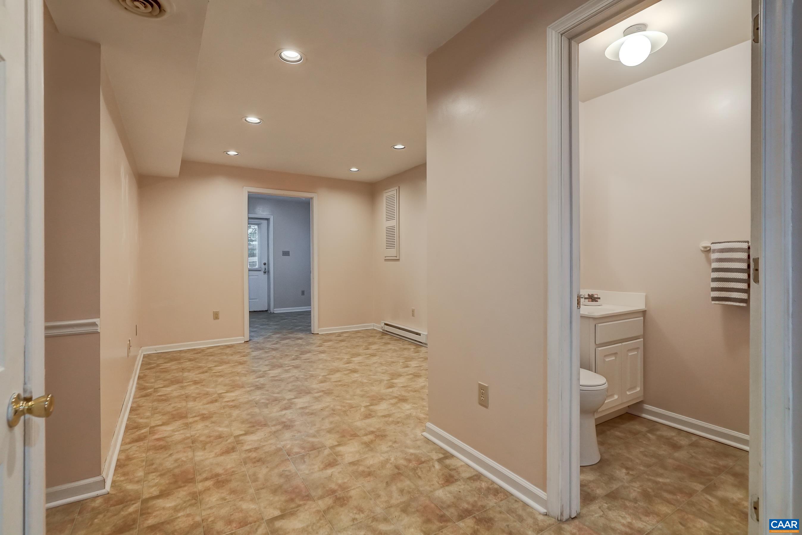 Flexible work/craft room on lower level. Flexible work/craft room on lower level.