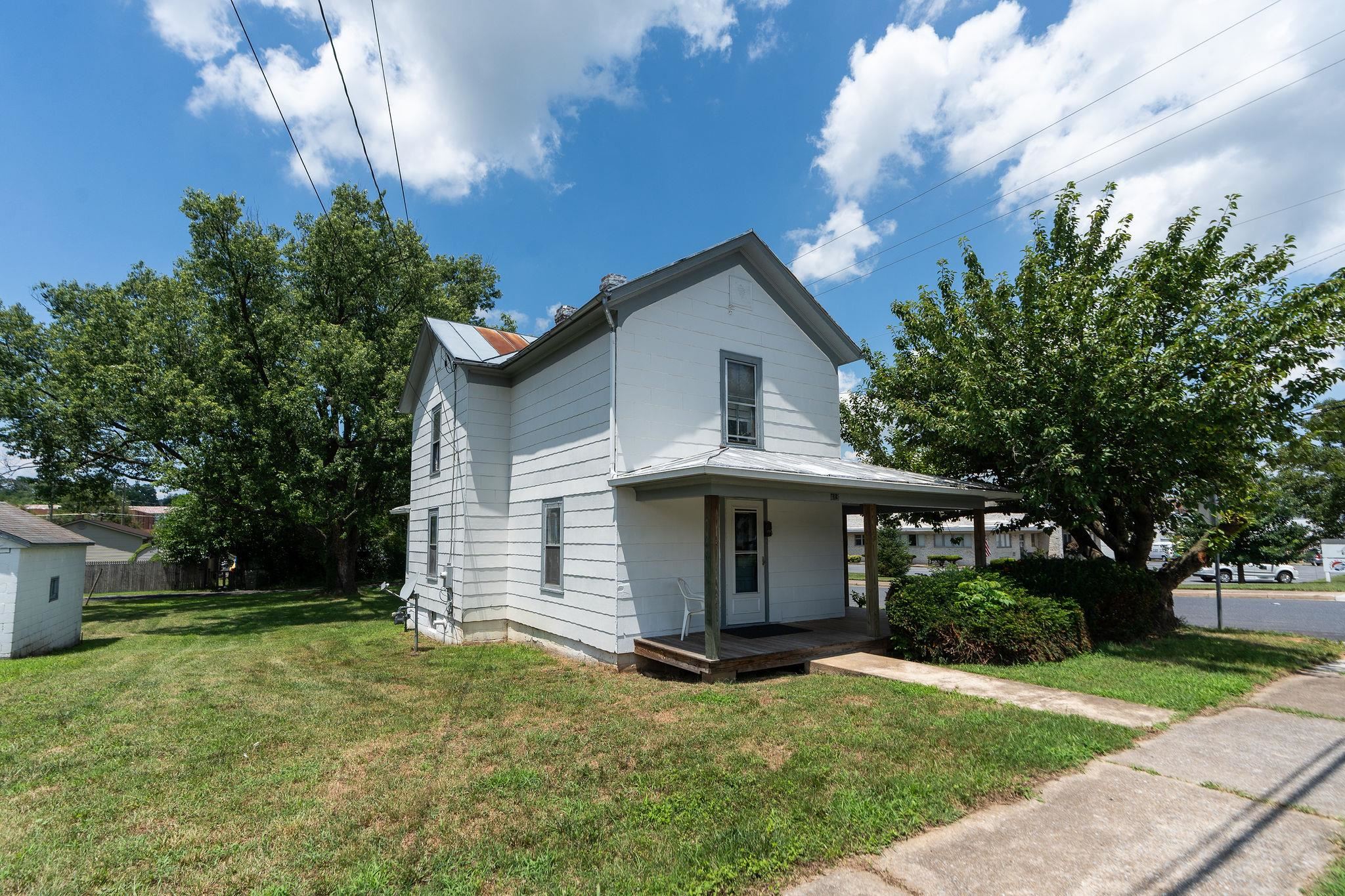 489 N CHARLOTTE AVE, WAYNESBORO, Virginia 22980, 3 Bedrooms Bedrooms, ,1 BathroomBathrooms,Residential,489 N CHARLOTTE AVE,679510 MLS # 679510 489 N CHARLOTTE AVE, WAYNESBORO, Virginia 22980, 3 Bedrooms Bedrooms, ,1 BathroomBathrooms,Residential,489 N CHARLOTTE AVE,679510 MLS # 679510