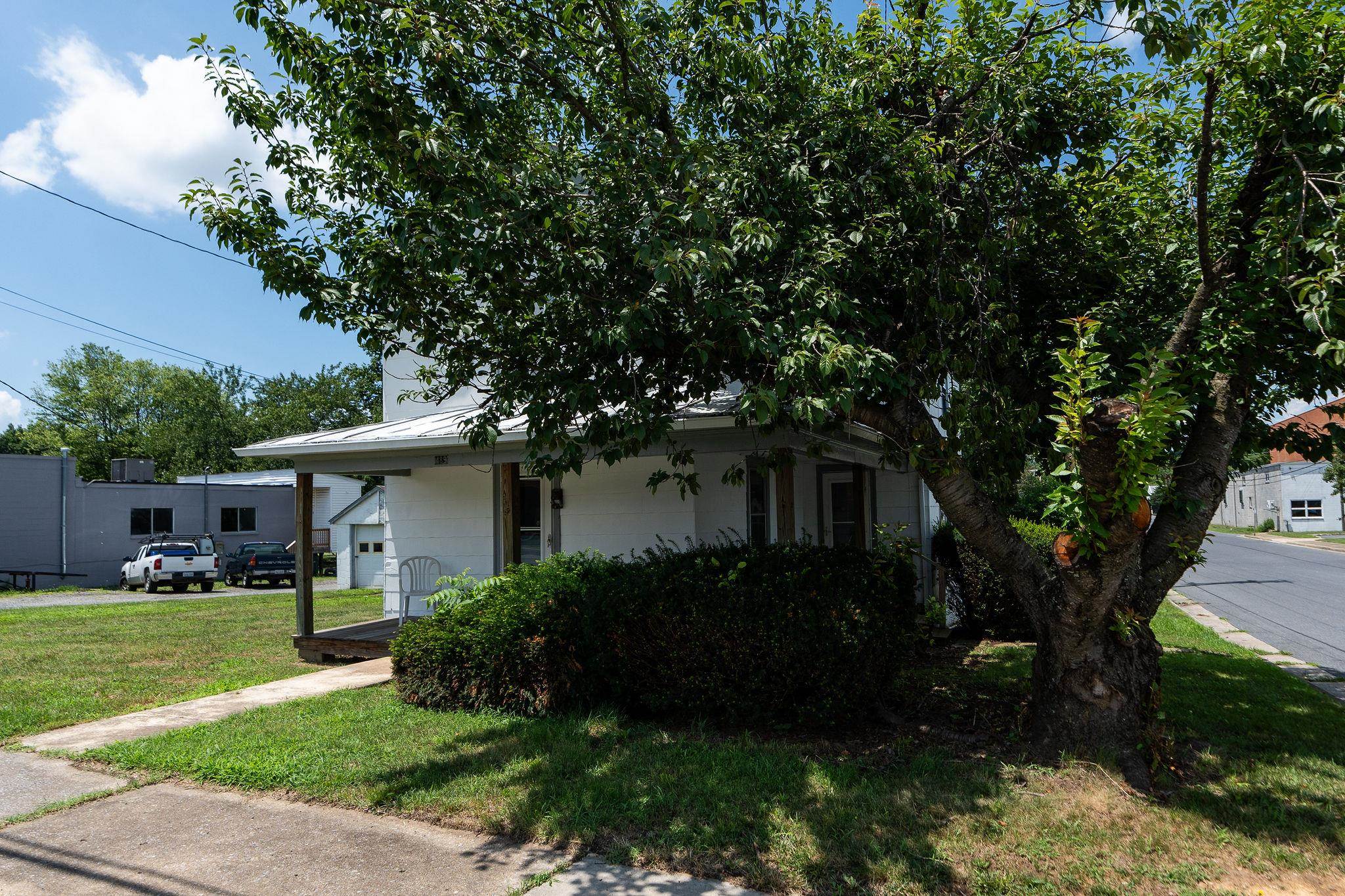 489 N CHARLOTTE AVE, WAYNESBORO, Virginia 22980, 3 Bedrooms Bedrooms, ,1 BathroomBathrooms,Residential,489 N CHARLOTTE AVE,679510 MLS # 679510 489 N CHARLOTTE AVE, WAYNESBORO, Virginia 22980, 3 Bedrooms Bedrooms, ,1 BathroomBathrooms,Residential,489 N CHARLOTTE AVE,679510 MLS # 679510