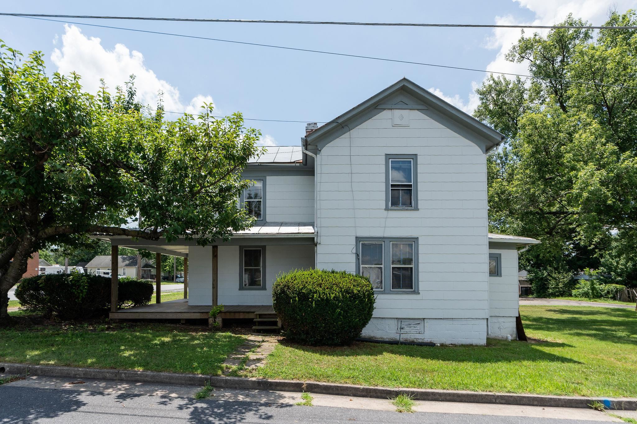 489 N CHARLOTTE AVE, WAYNESBORO, Virginia 22980, 3 Bedrooms Bedrooms, ,1 BathroomBathrooms,Residential,489 N CHARLOTTE AVE,679510 MLS # 679510 489 N CHARLOTTE AVE, WAYNESBORO, Virginia 22980, 3 Bedrooms Bedrooms, ,1 BathroomBathrooms,Residential,489 N CHARLOTTE AVE,679510 MLS # 679510