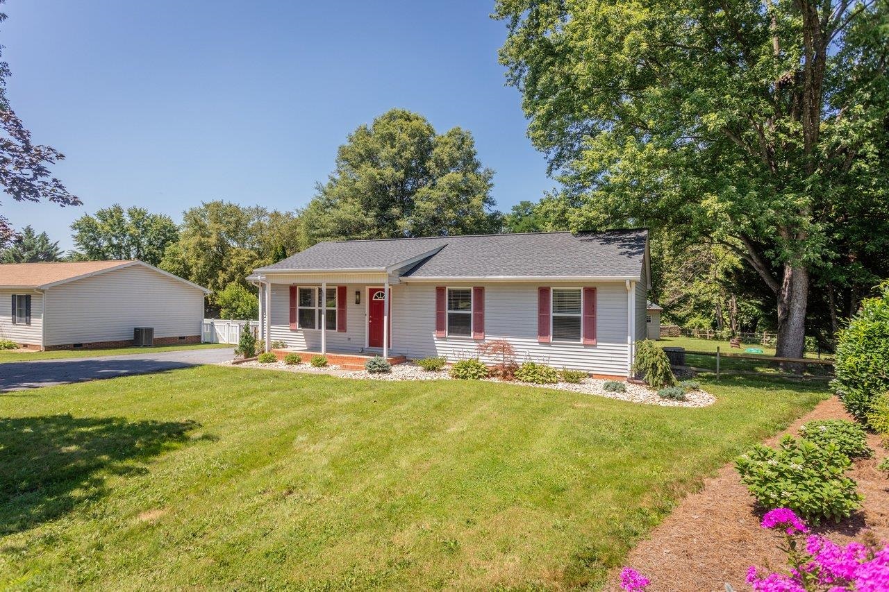 503 E RIVERSIDE DR, BRIDGEWATER, Virginia 22812, 3 Bedrooms Bedrooms, ,2 BathroomsBathrooms,Residential,503 E RIVERSIDE DR,679530 MLS # 679530 503 E RIVERSIDE DR, BRIDGEWATER, Virginia 22812, 3 Bedrooms Bedrooms, ,2 BathroomsBathrooms,Residential,503 E RIVERSIDE DR,679530 MLS # 679530