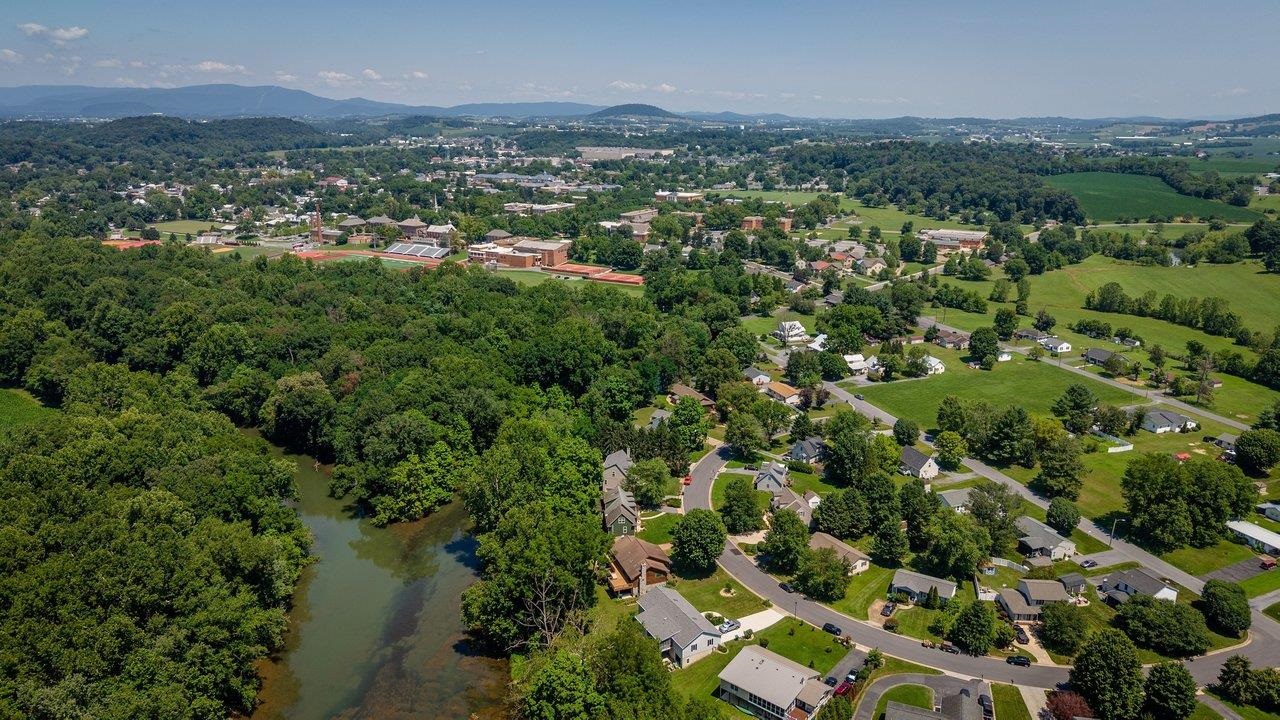 503 E RIVERSIDE DR, BRIDGEWATER, Virginia 22812, 3 Bedrooms Bedrooms, ,2 BathroomsBathrooms,Residential,503 E RIVERSIDE DR,679530 MLS # 679530 503 E RIVERSIDE DR, BRIDGEWATER, Virginia 22812, 3 Bedrooms Bedrooms, ,2 BathroomsBathrooms,Residential,503 E RIVERSIDE DR,679530 MLS # 679530