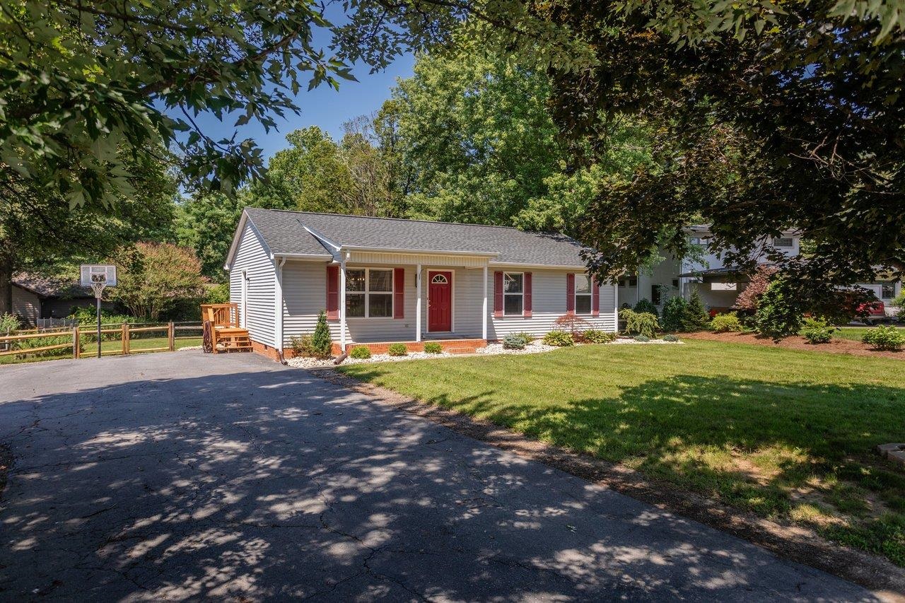 503 E RIVERSIDE DR, BRIDGEWATER, Virginia 22812, 3 Bedrooms Bedrooms, ,2 BathroomsBathrooms,Residential,503 E RIVERSIDE DR,679530 MLS # 679530 503 E RIVERSIDE DR, BRIDGEWATER, Virginia 22812, 3 Bedrooms Bedrooms, ,2 BathroomsBathrooms,Residential,503 E RIVERSIDE DR,679530 MLS # 679530
